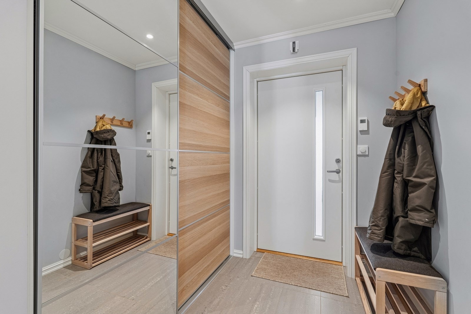 Entrè med skyvedørsgarderobe Galleribilde