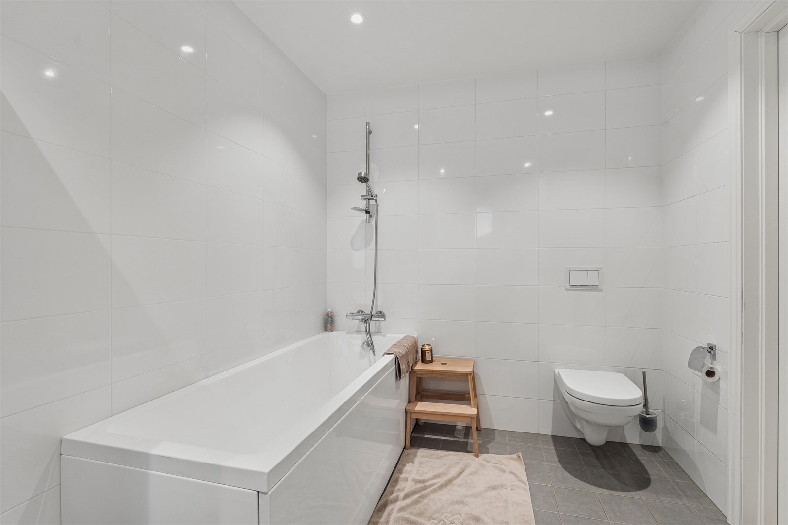 Badet i første etasje har opplegg for vaskemaskin Galleribilde