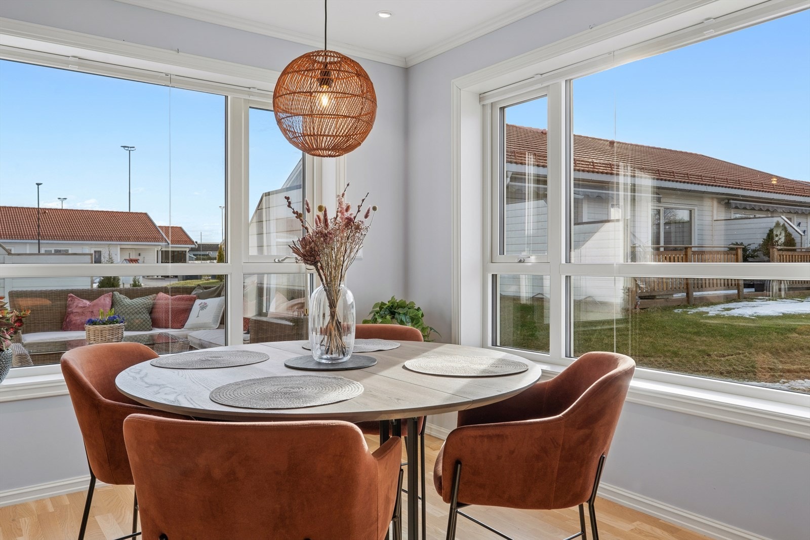 Stuen har god plass til spisestue Galleribilde