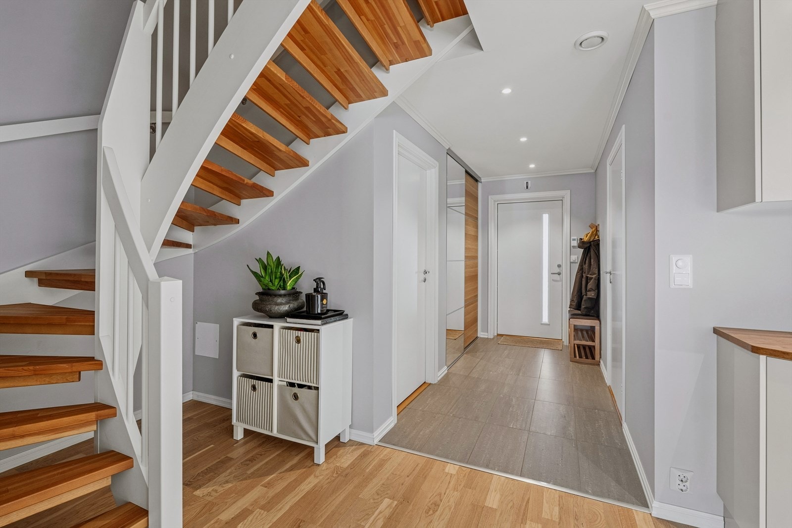 Entrè med flis på gulv og vannbåren varme Galleribilde