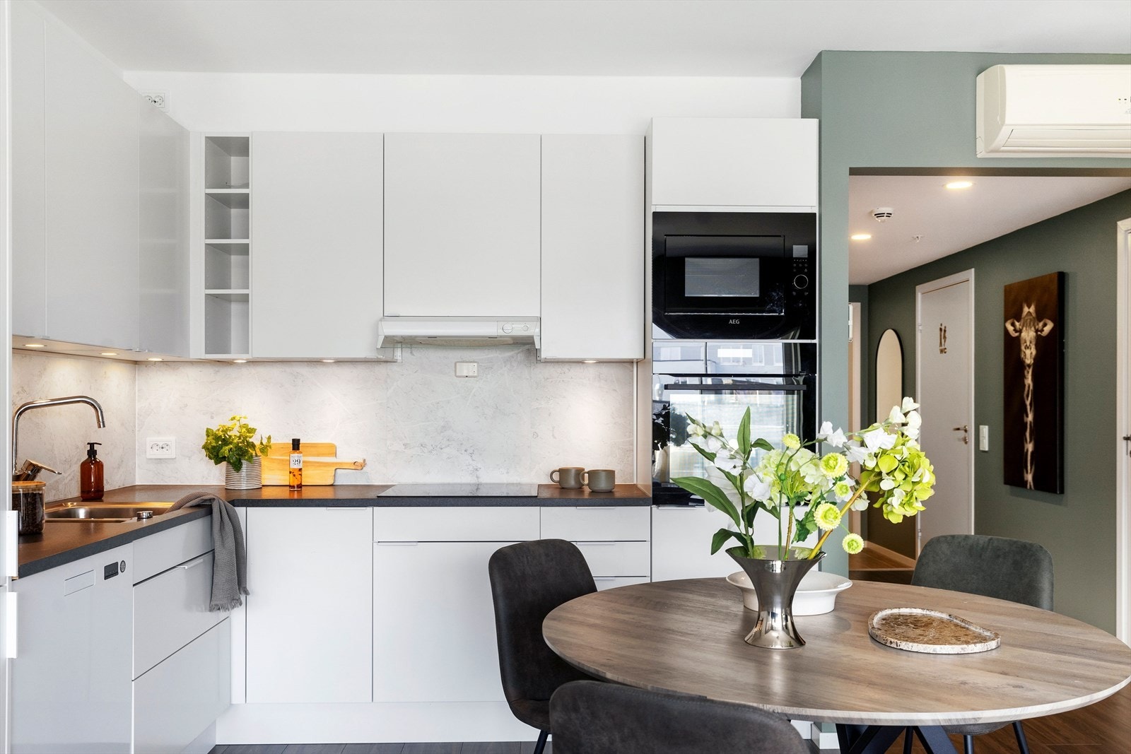 Fine detaljer som lys under overskapene Galleribilde