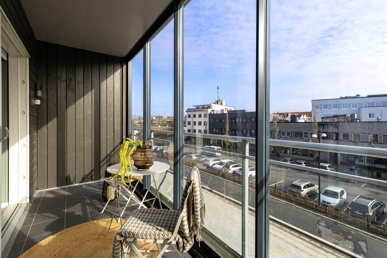 Glassdørene kan trekkes helt til siden på dager man ønsker å slippe solstrålene inn Galleribilde