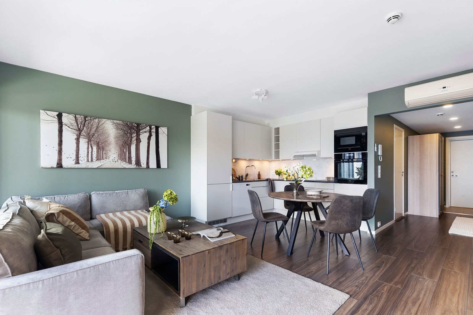 Leiligheten har lune og tidsriktige farge- og materialvalg Galleribilde