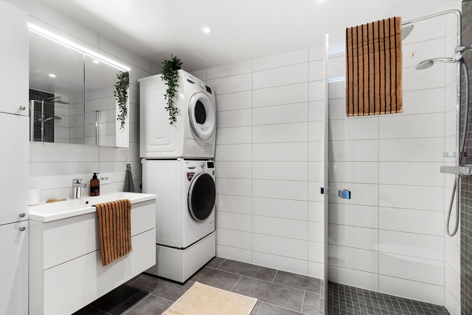 Delikat bad med fliser og varme i gulvet. Galleribilde