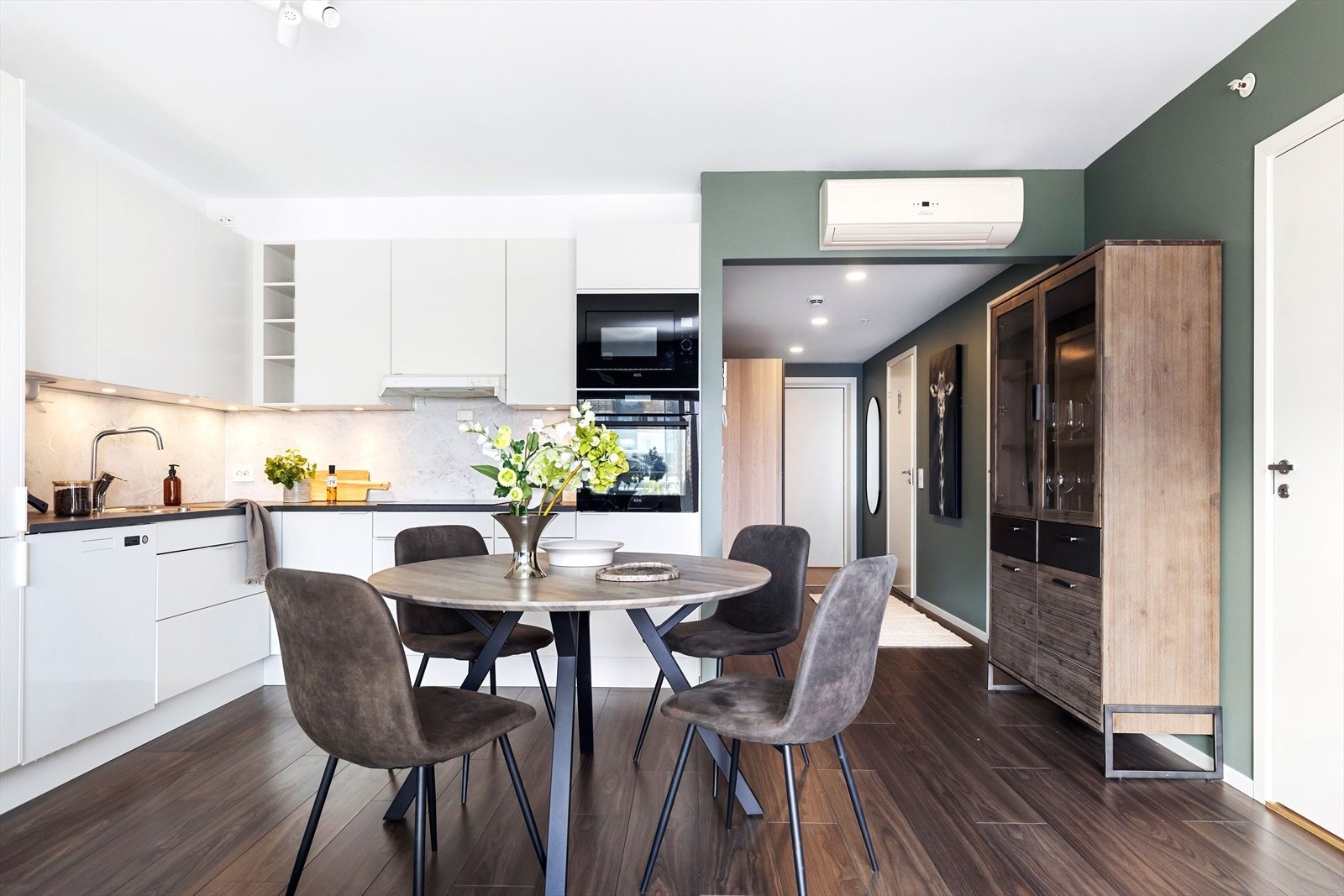 Klassisk kjøkken med integrerte hvitevarer Galleribilde