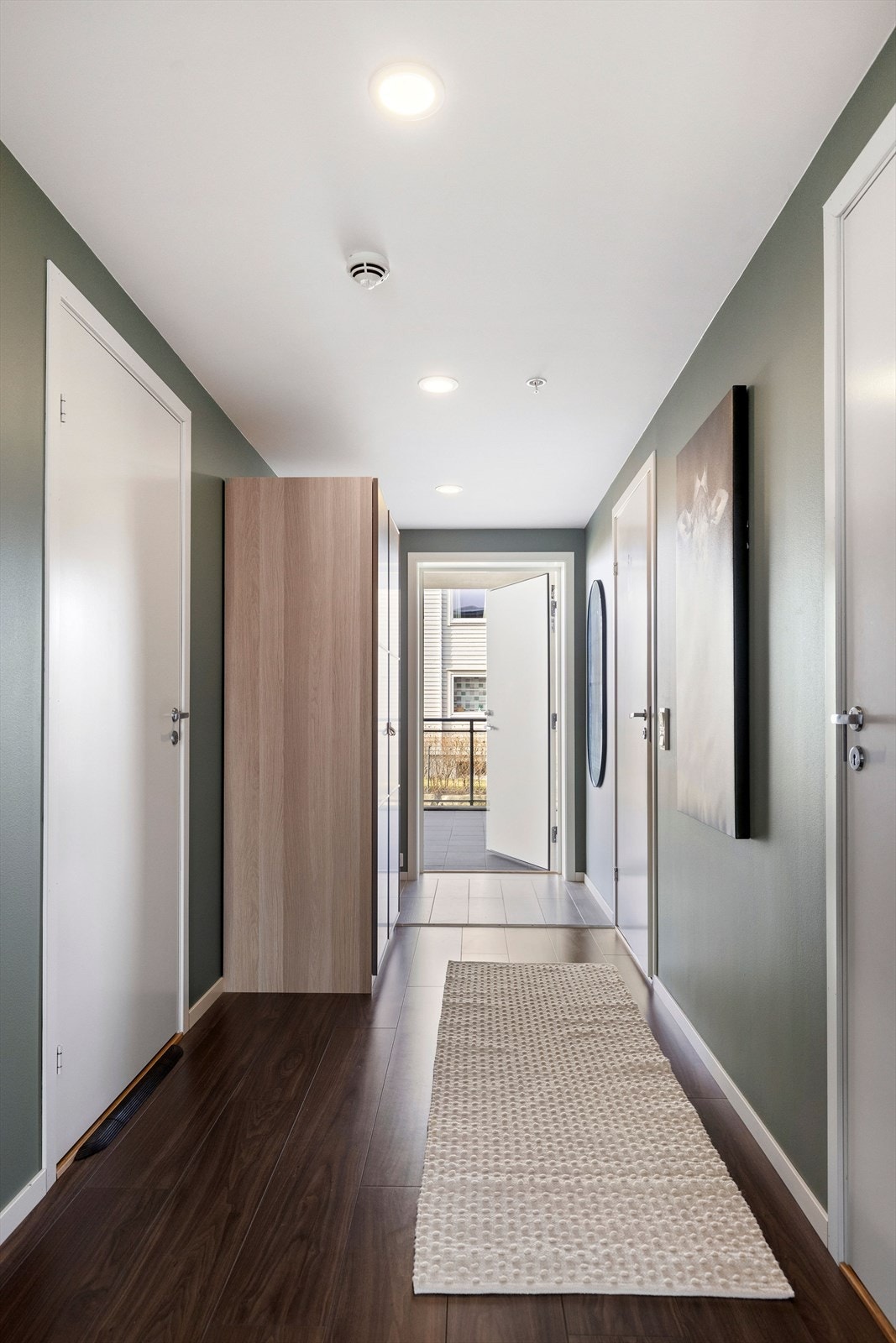 Velkommen inn! Gang med garderobeskap Galleribilde