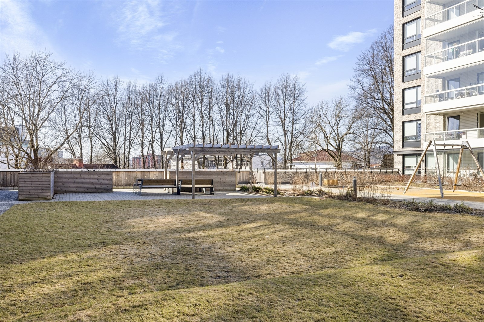 Familievennlig, felles uteområde med lekeplasser, sitteplasser og rikelig med grøntareal. Galleribilde