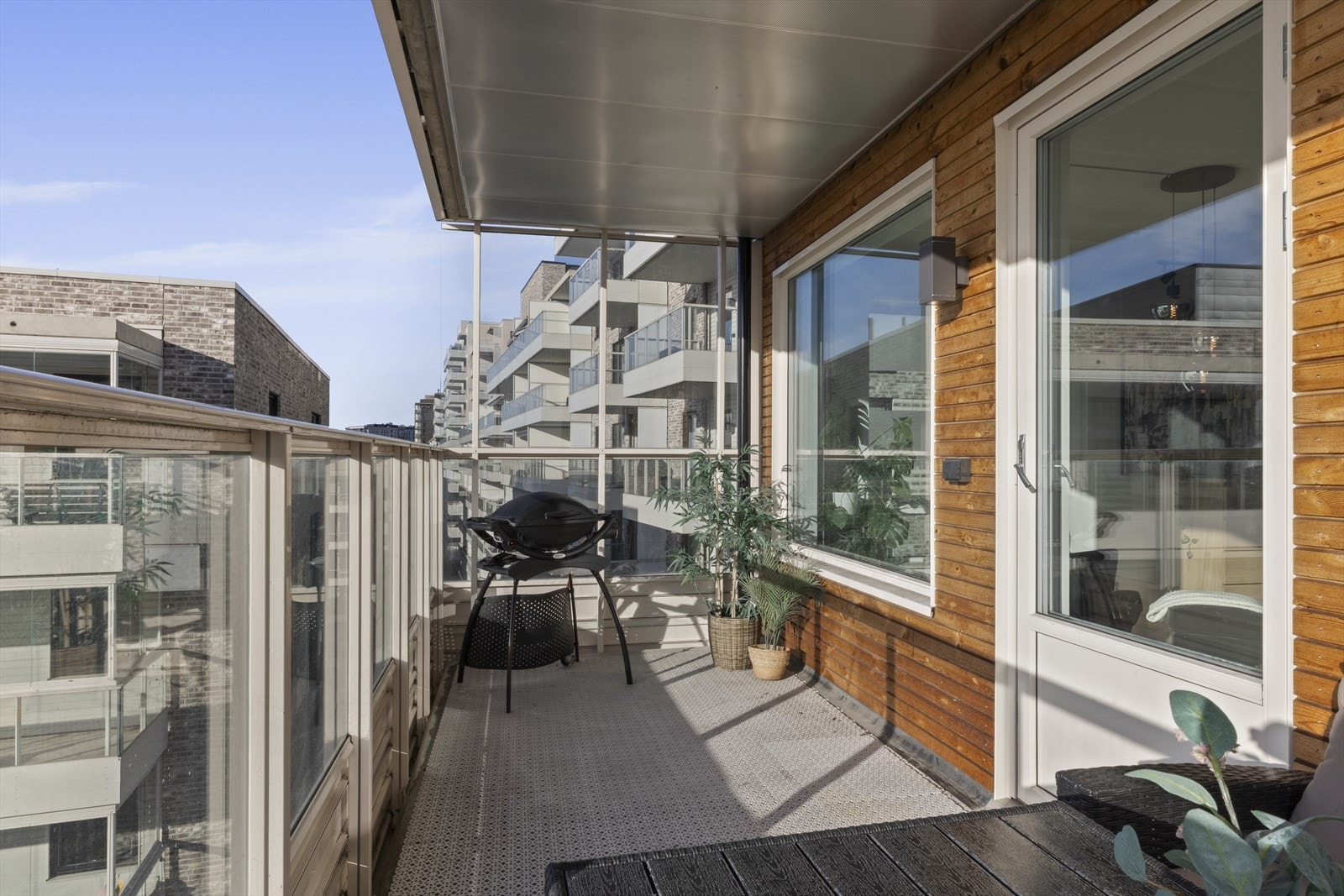 Balkongen er romslig nok til både sittegrupper og grill. Det er også strømuttak her. Galleribilde