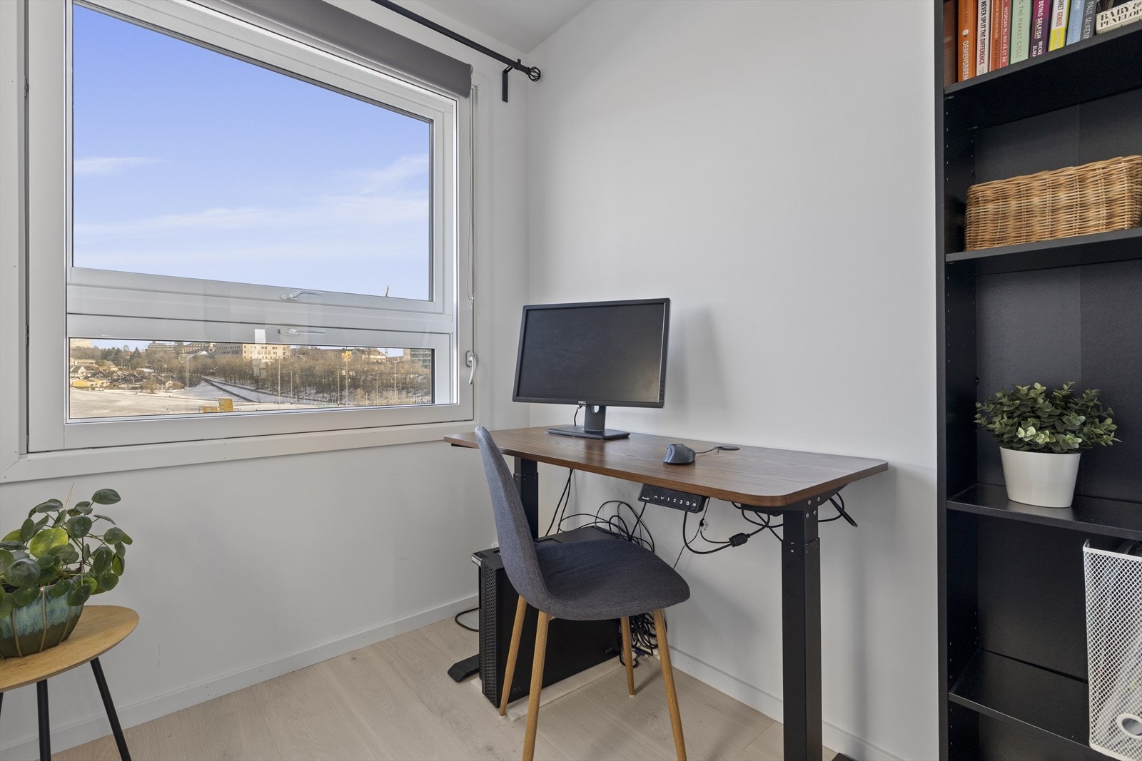 Vinduene har 3-lags isolerglass med ekstra glass for god støydemping. Galleribilde