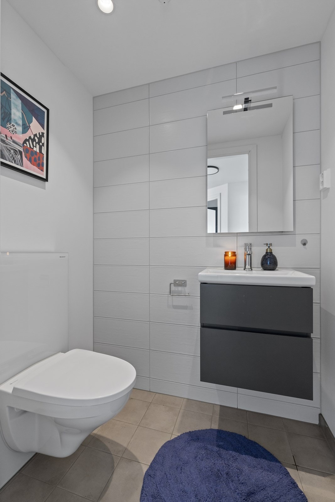 Et separat og stilrent WC med vask. Galleribilde