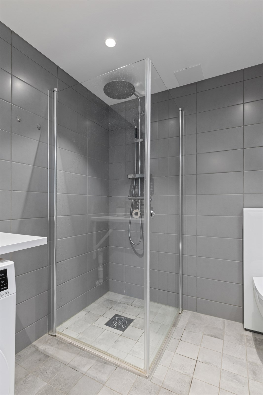 Dusjsonen har praktiske glassvegger som kan klappes sammen. Galleribilde