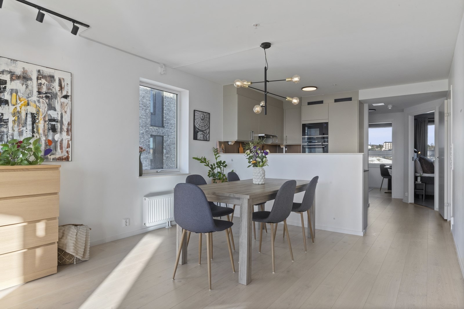 Fra kjøkkenet har du god kontakt med gjestene, slik at du kan være sosial og til stede samtidig som du lager mat. Galleribilde