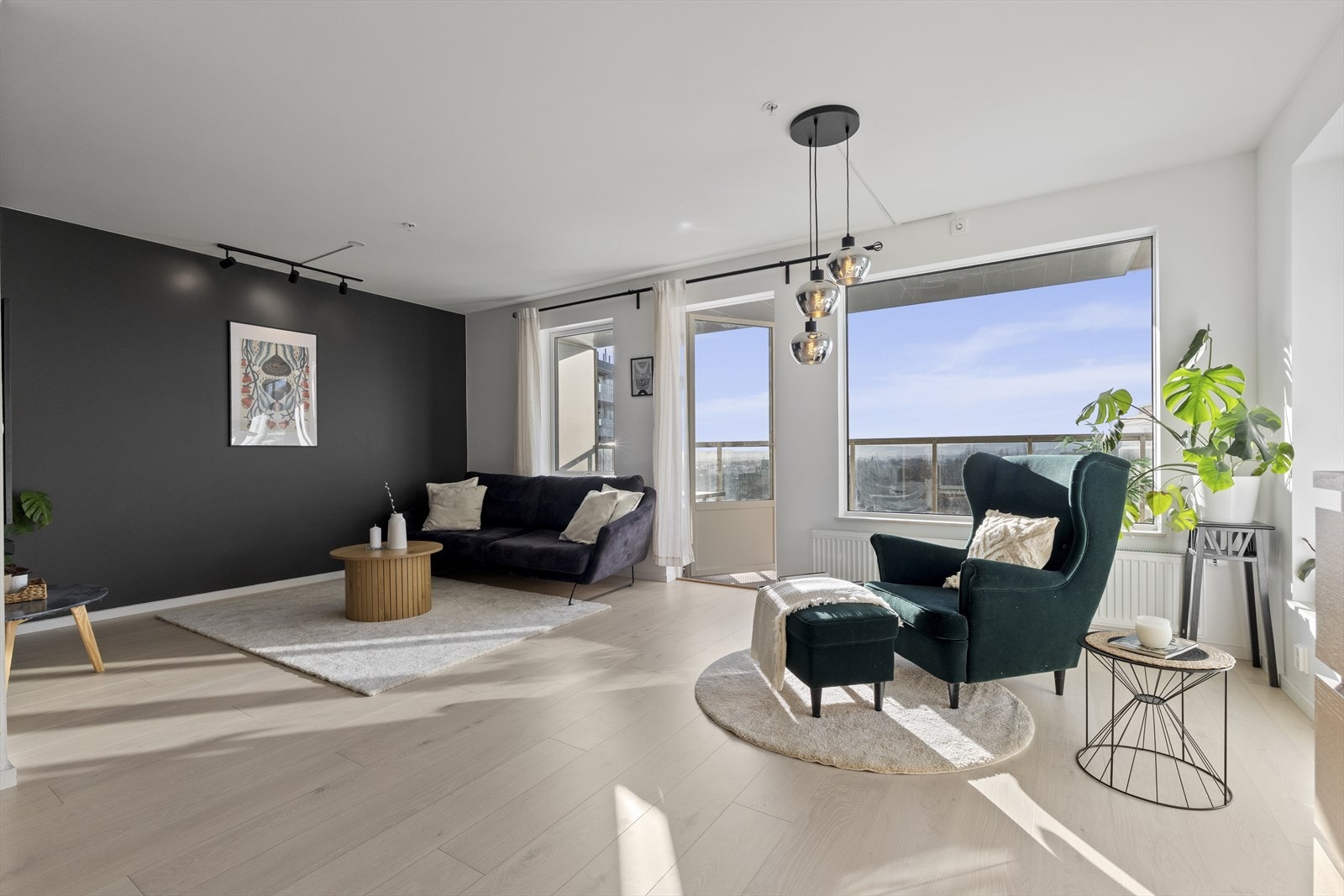 Flotte og lyse gulvoverflater med elegant 1-stavs parkett, som gir leiligheten et moderne og eksklusivt preg. Galleribilde