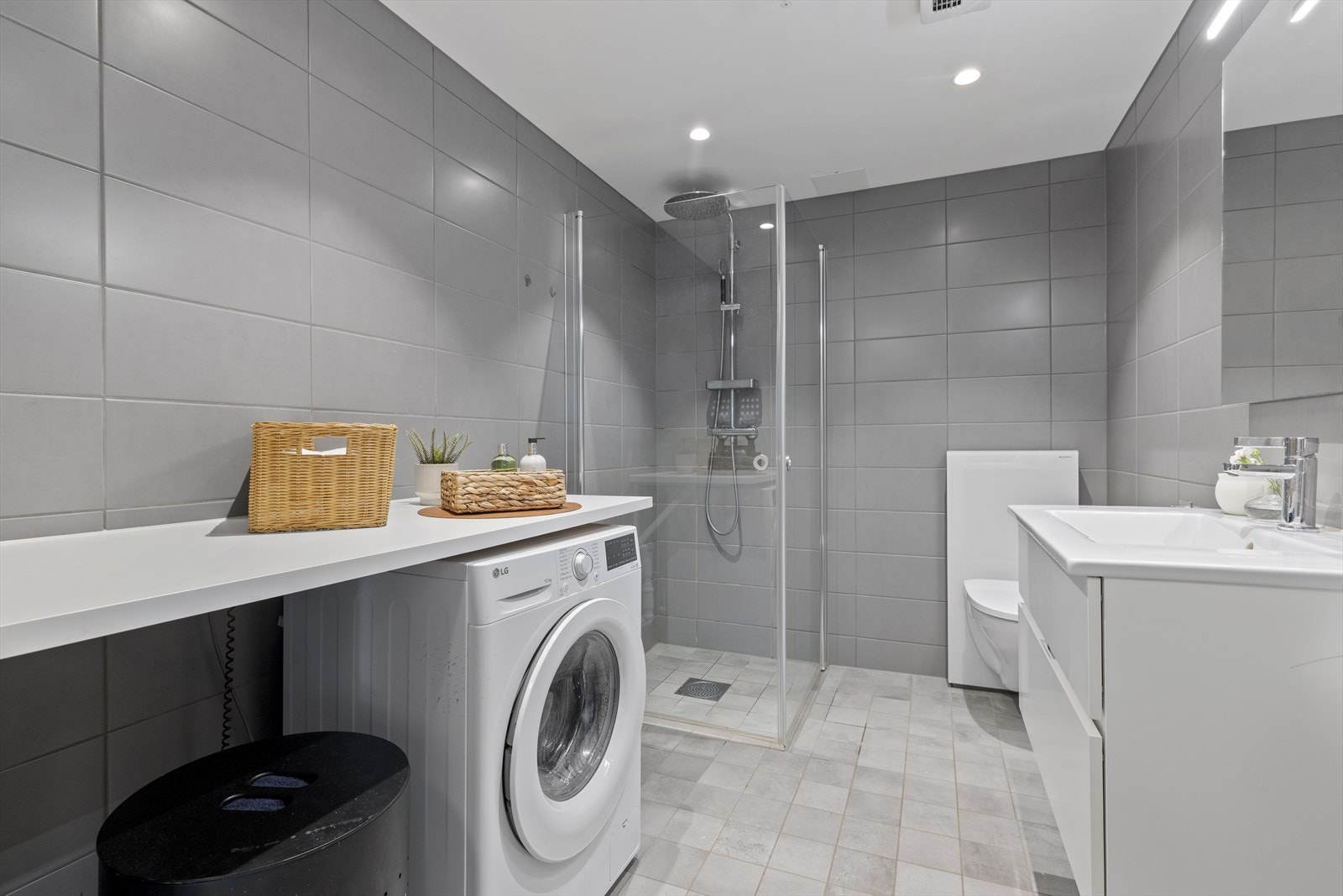 Badet har tidløse fliser og downlights, og det er plass til både vaskemaskin og tørketrommel. Galleribilde