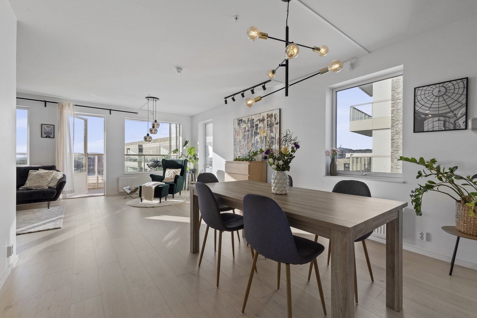 Leiligheten fremstår lys og stilfull, med store vindusflater som gir rikelig med naturlig lys. Galleribilde