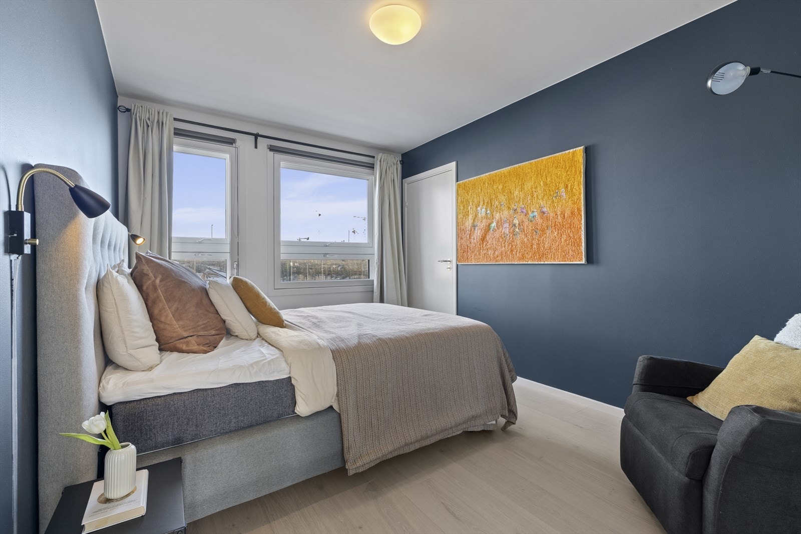 Det fine hovedsoverommet har direkte adgang til garderobe. Vinduene har 3-lags isolerglass med ekstra glass for god støydemping. Galleribilde