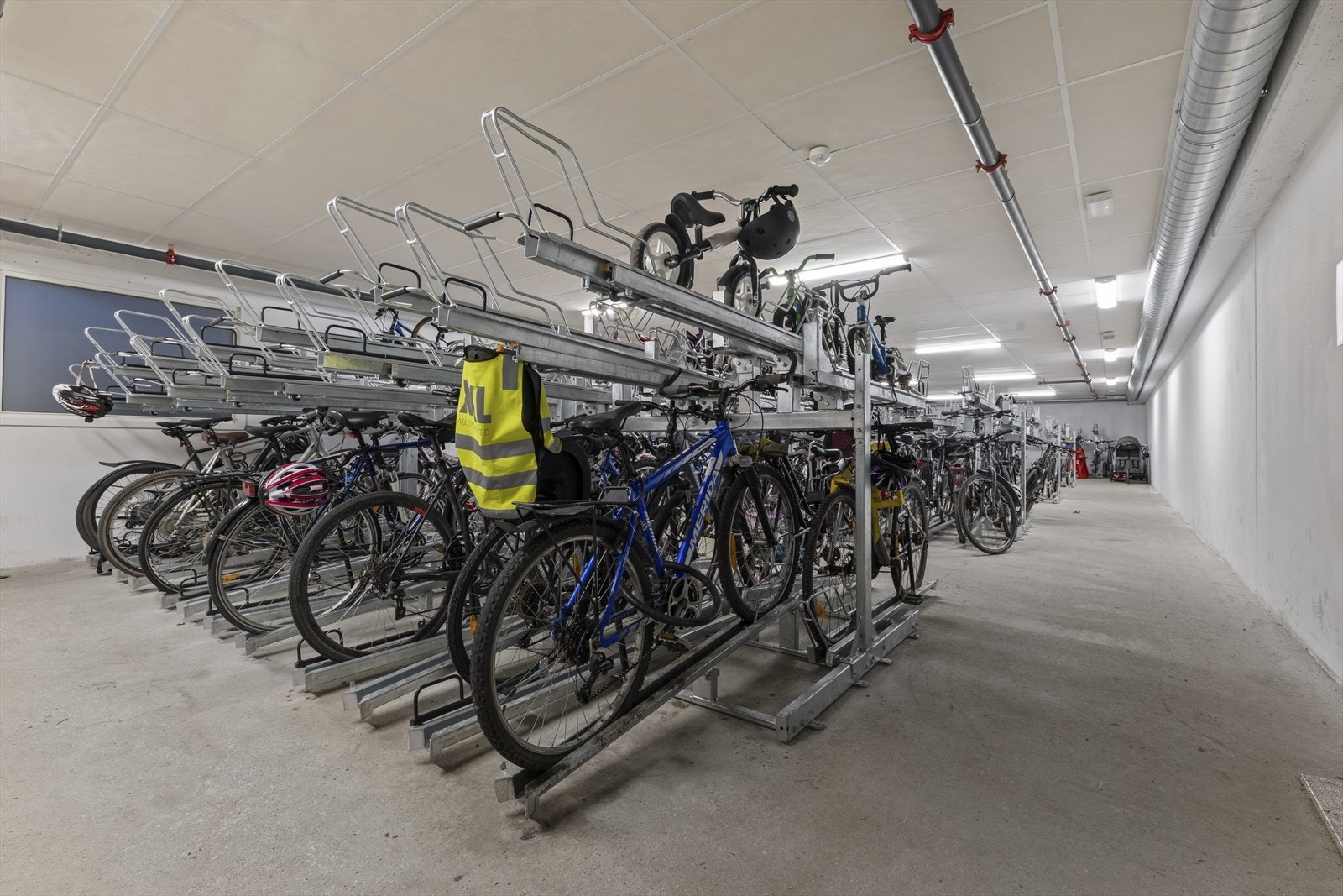 Felles sykkeloppbevaring i garasjen. Galleribilde