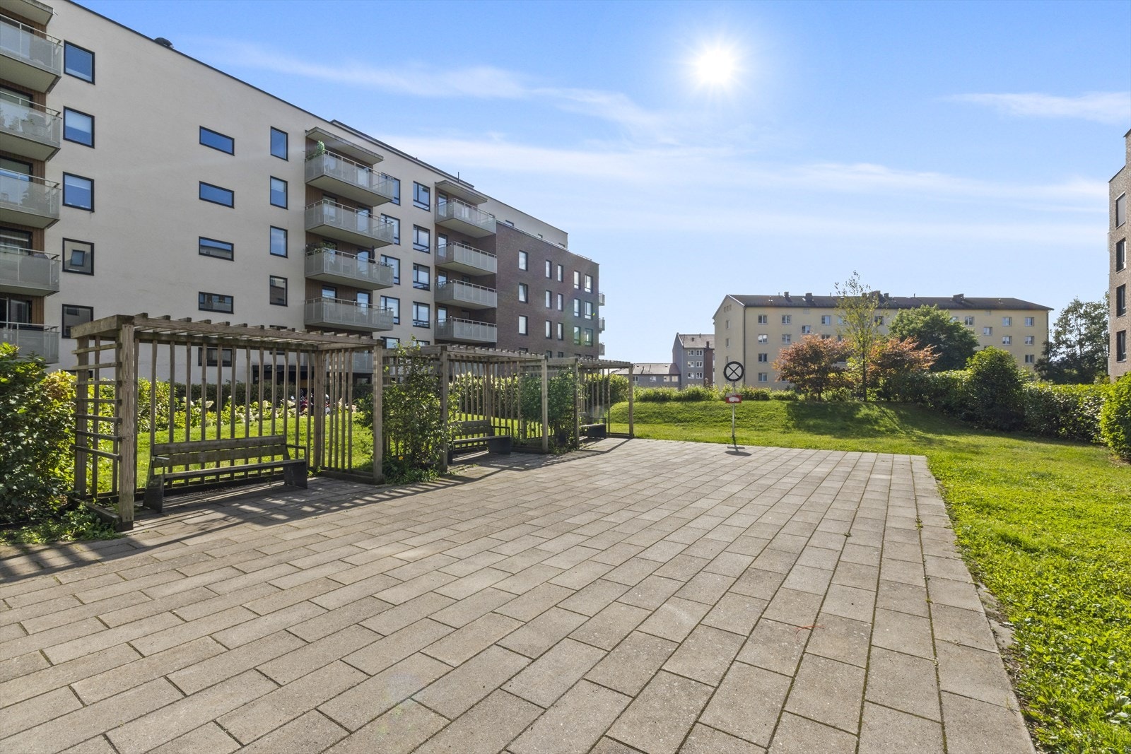 Koselige benker plassert i grønne og rolige omgivelser. Galleribilde