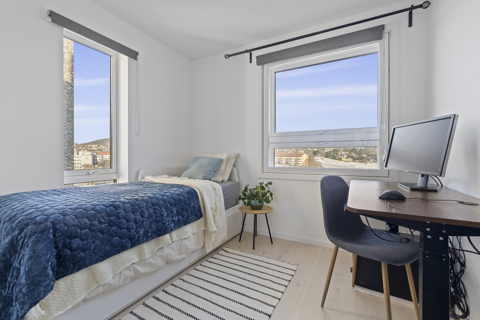 Soverom 2 har store vindusflater og flott utsikt, med god plass til både seng og pult. Kan benyttes som kontor, gjesterom eller barnerom. Galleribilde
