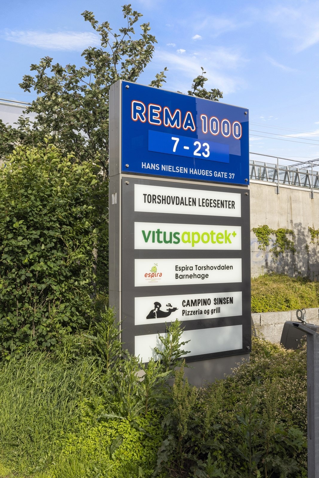 Rema 1000 ligger like over gaten. Galleribilde