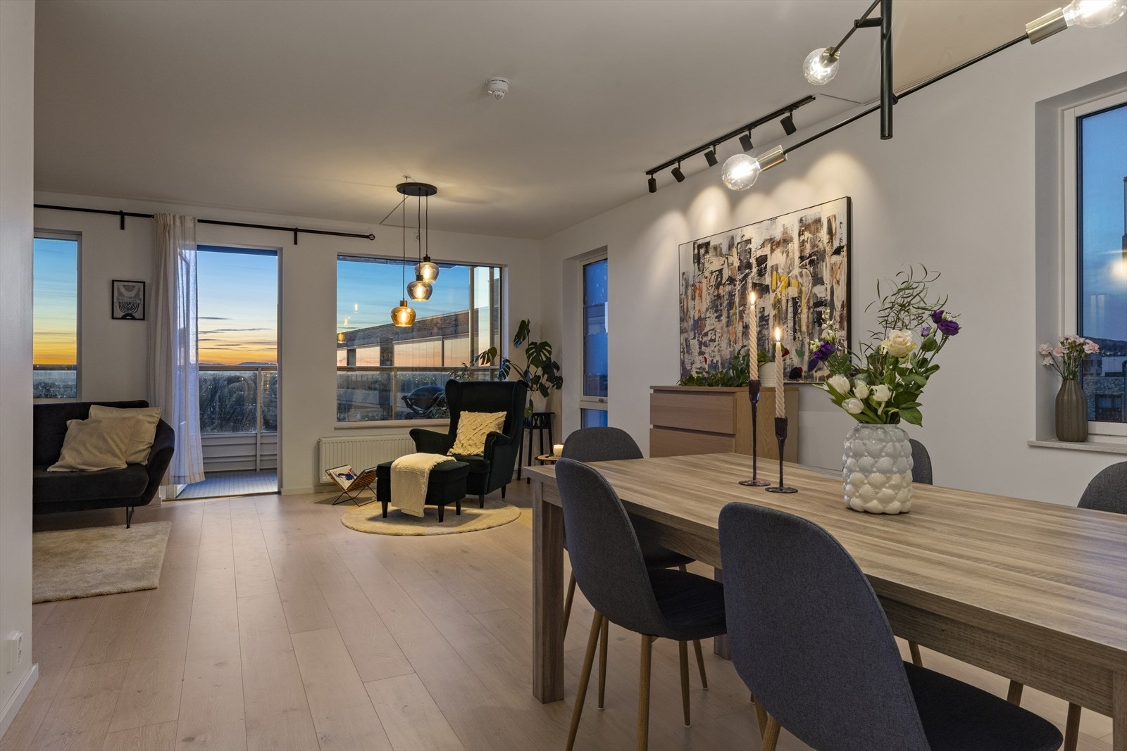 Her er det god plass til et stort spisebord, perfekt for hyggelige middager og sosiale sammenkomster. Galleribilde