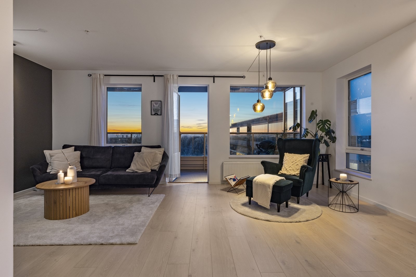 På kveldstid kan du nyte en vakker og stemningsfull atmosfære - enten fra leiligheten eller ute på balkongen. Galleribilde