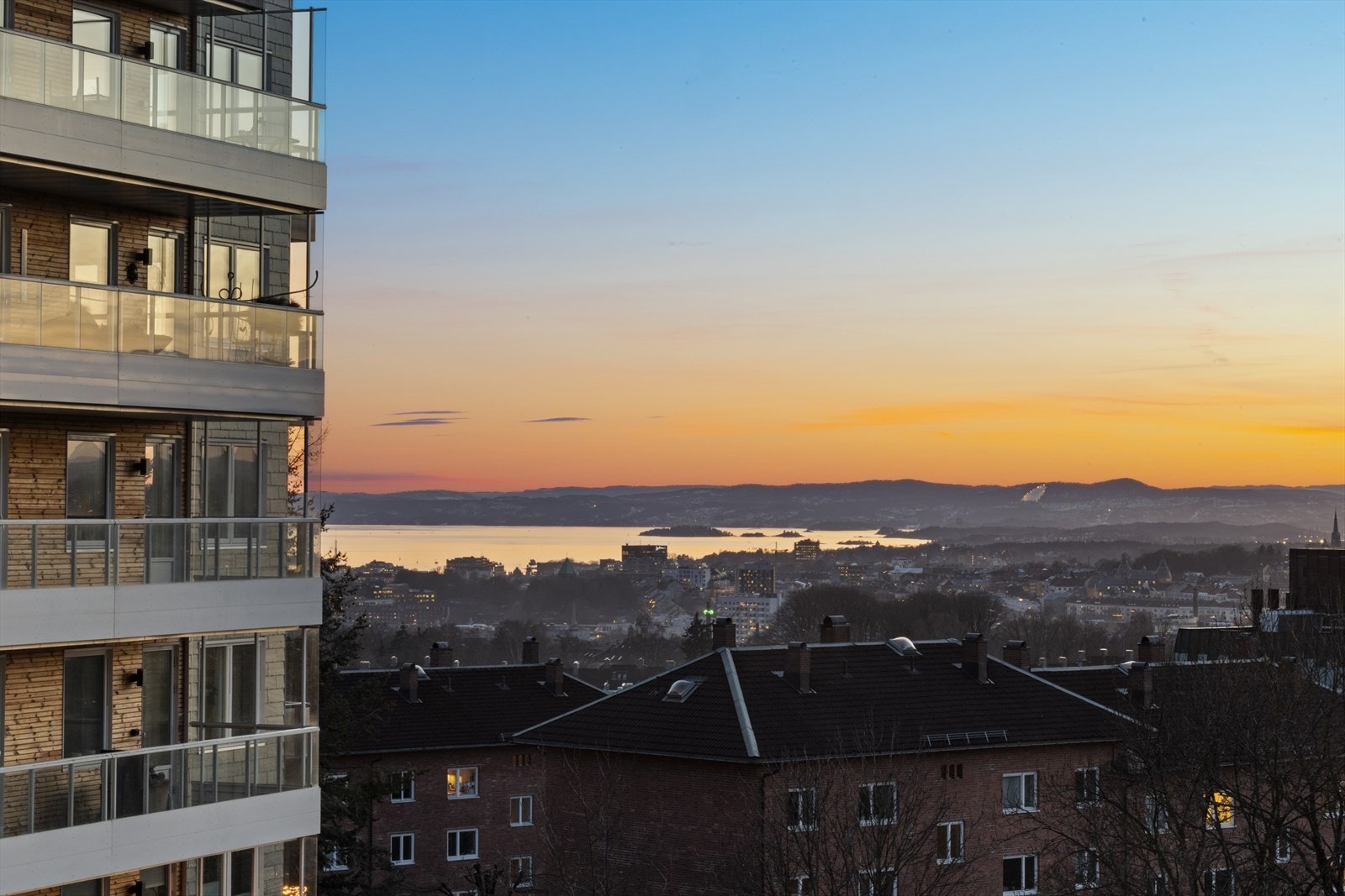 Fra balkongen kan du også se Oslofjorden. Galleribilde