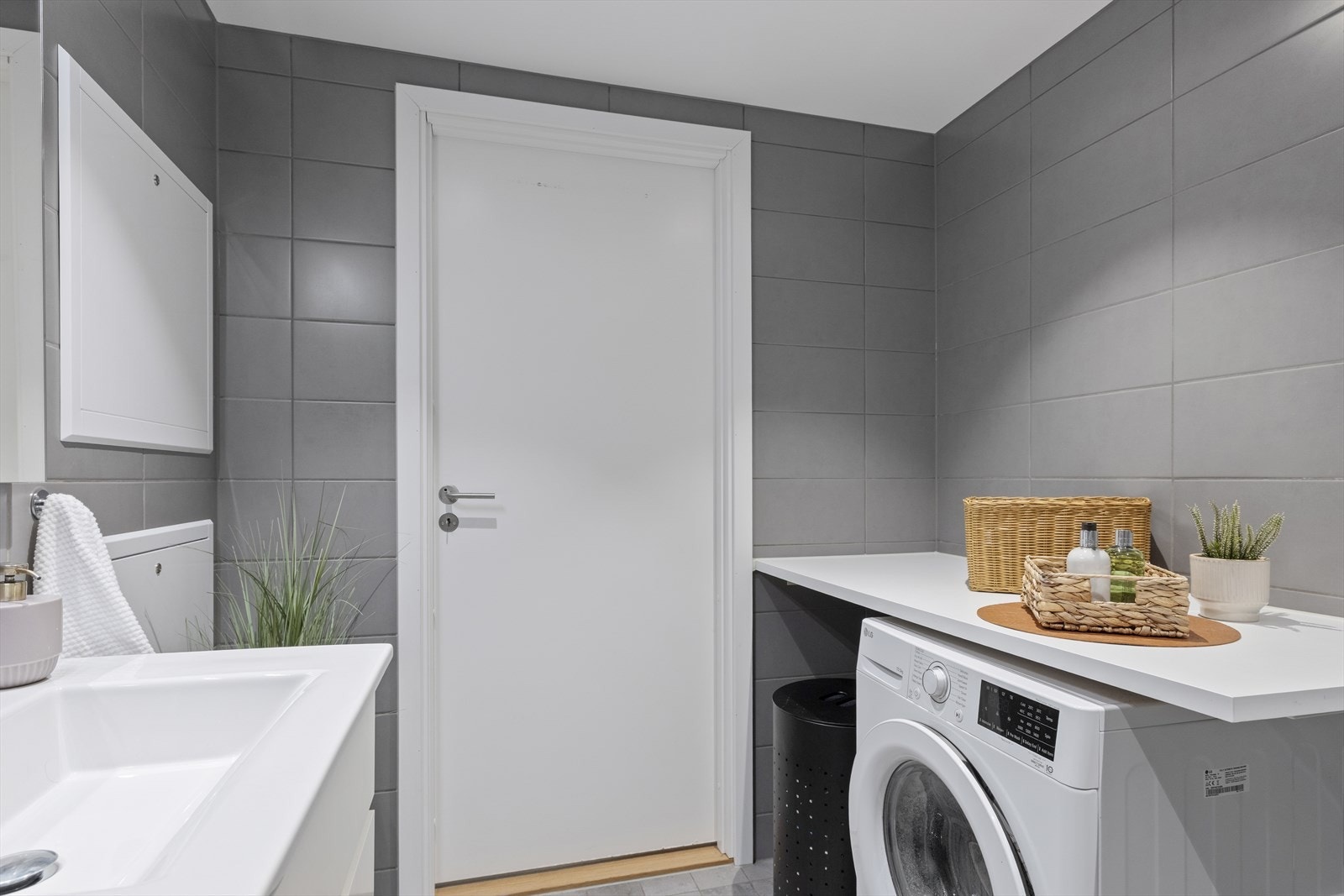 Romslig benkeplate med god plass til ulike formål. Galleribilde