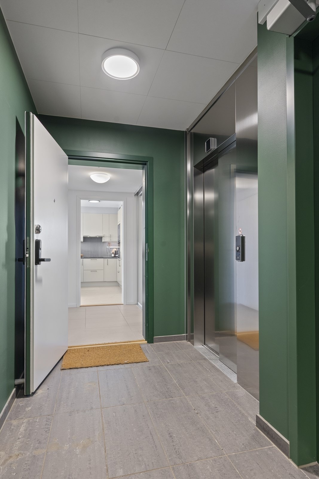 I yttergangen finner du en romslig heis som tar deg opp til leiligheten. Galleribilde