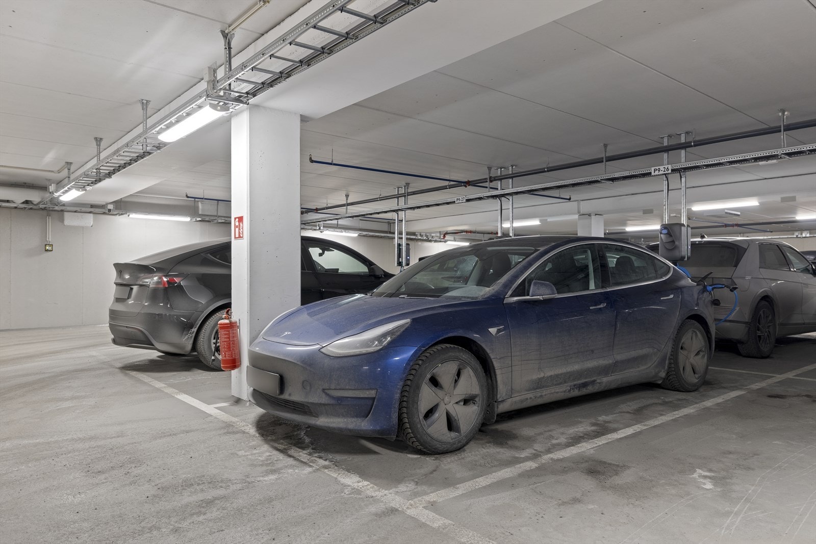 Parkeringsplassen som følger boligen er klargjort for lading av elbil. Galleribilde