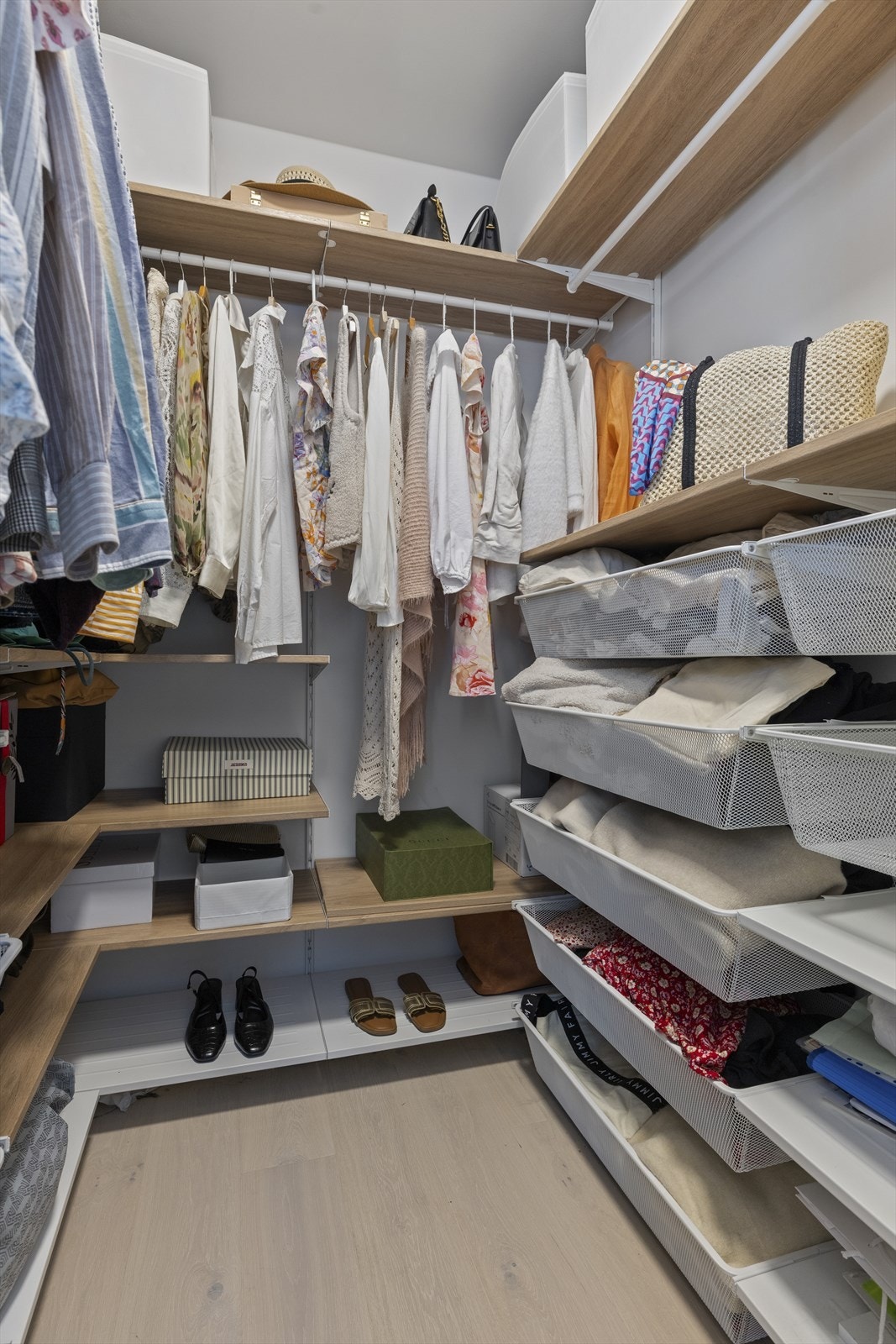 Walk-in-garderoben er både lekker og svært praktisk. Galleribilde