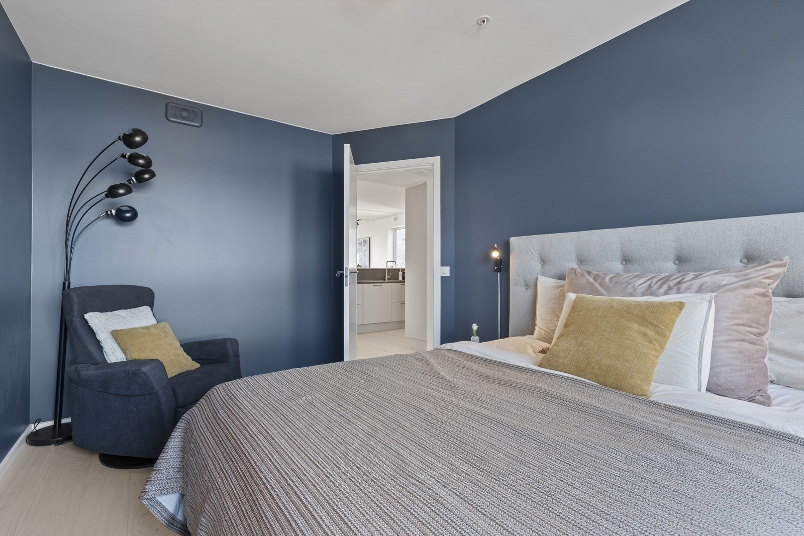 Soverommet er romslig nok til at det også er plass til en god stol. Galleribilde