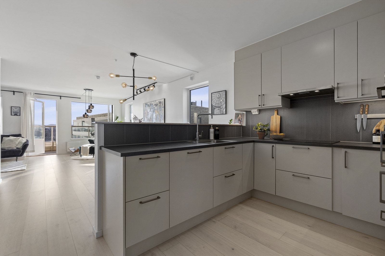 Det romslige kjøkkenet fra Marbodal er tidløst og stilrent, med underlimt vask i laminatbenkeplate. Galleribilde