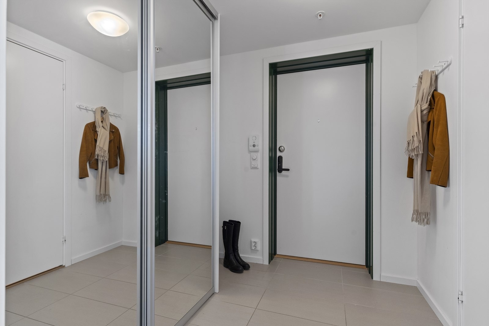 I entréen er det også god plass til å henge fra seg yttertøy. Galleribilde