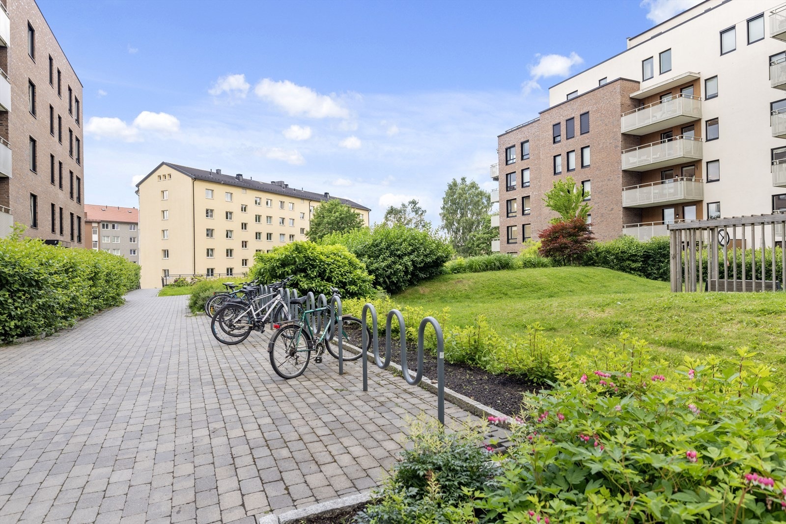 Utenfor har du mulighet til å låse sykkelen trygt. Galleribilde