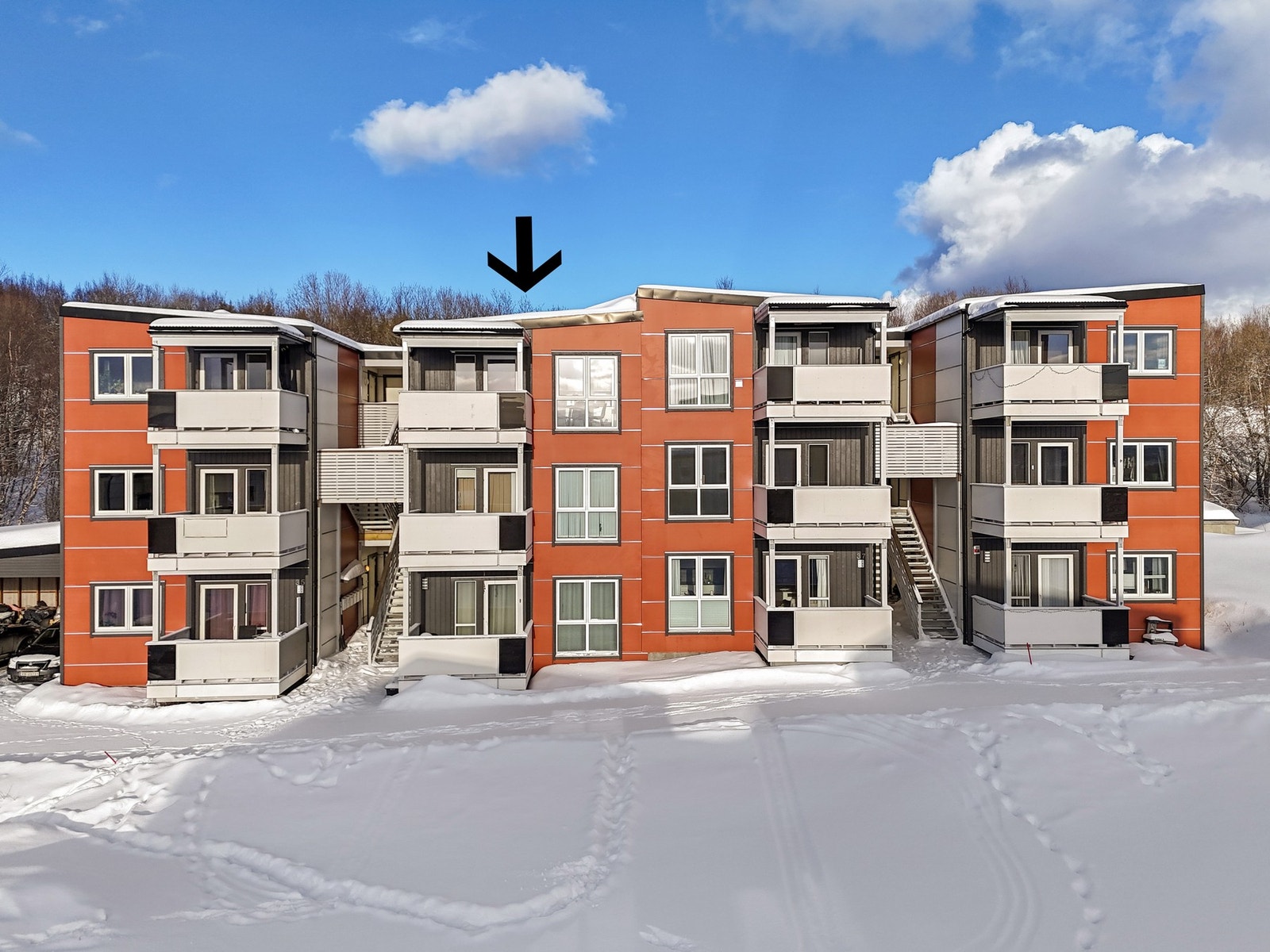 Lys og innbydende 3-roms selveier i toppetasje. Svært gode sol- og lysforhold med fantastisk utsikt! Galleribilde