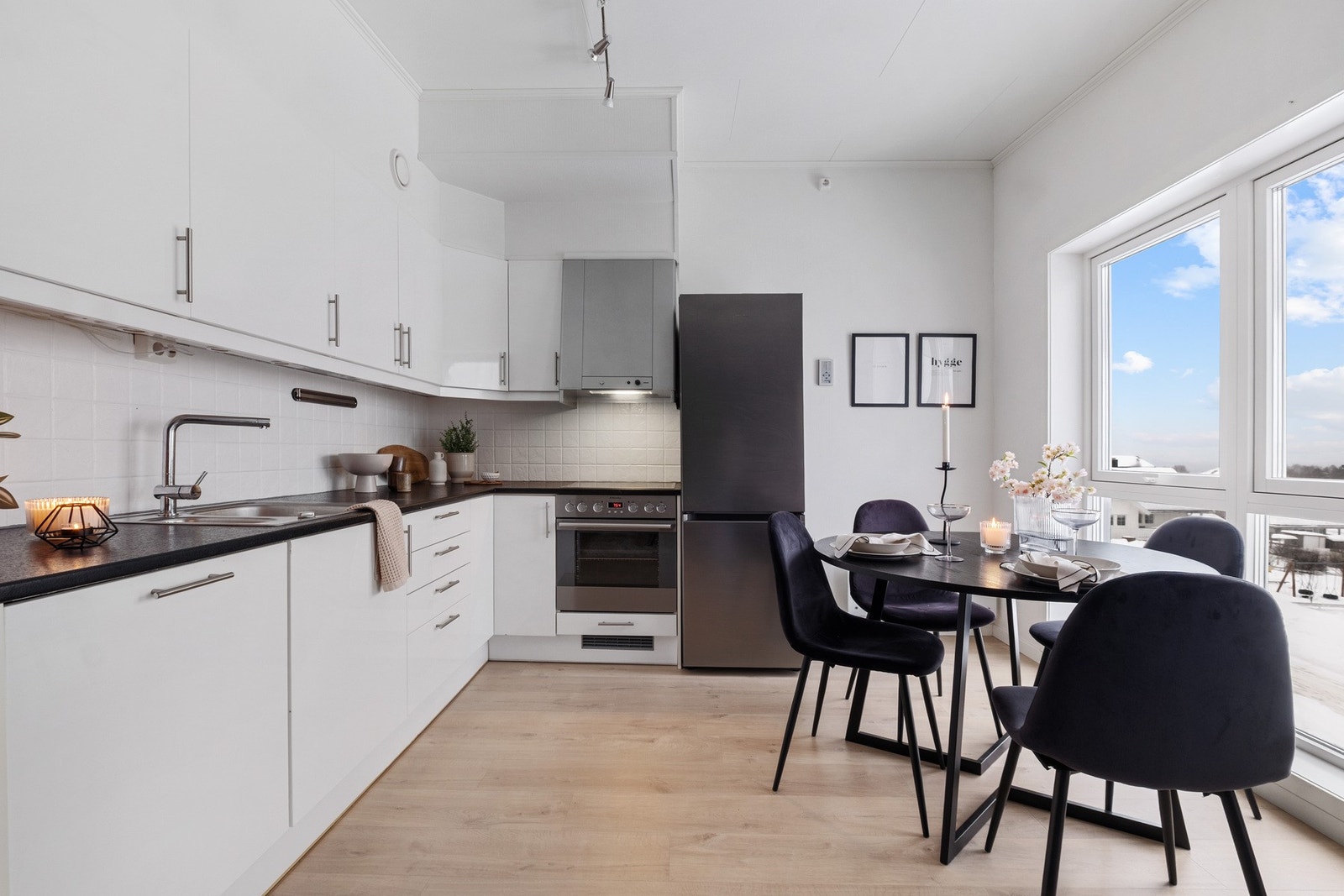 Kjøkkenet ligger i åpen løsning mot stue/spisestue. Innredning med glatte fronter og benkeplate i laminat. Galleribilde