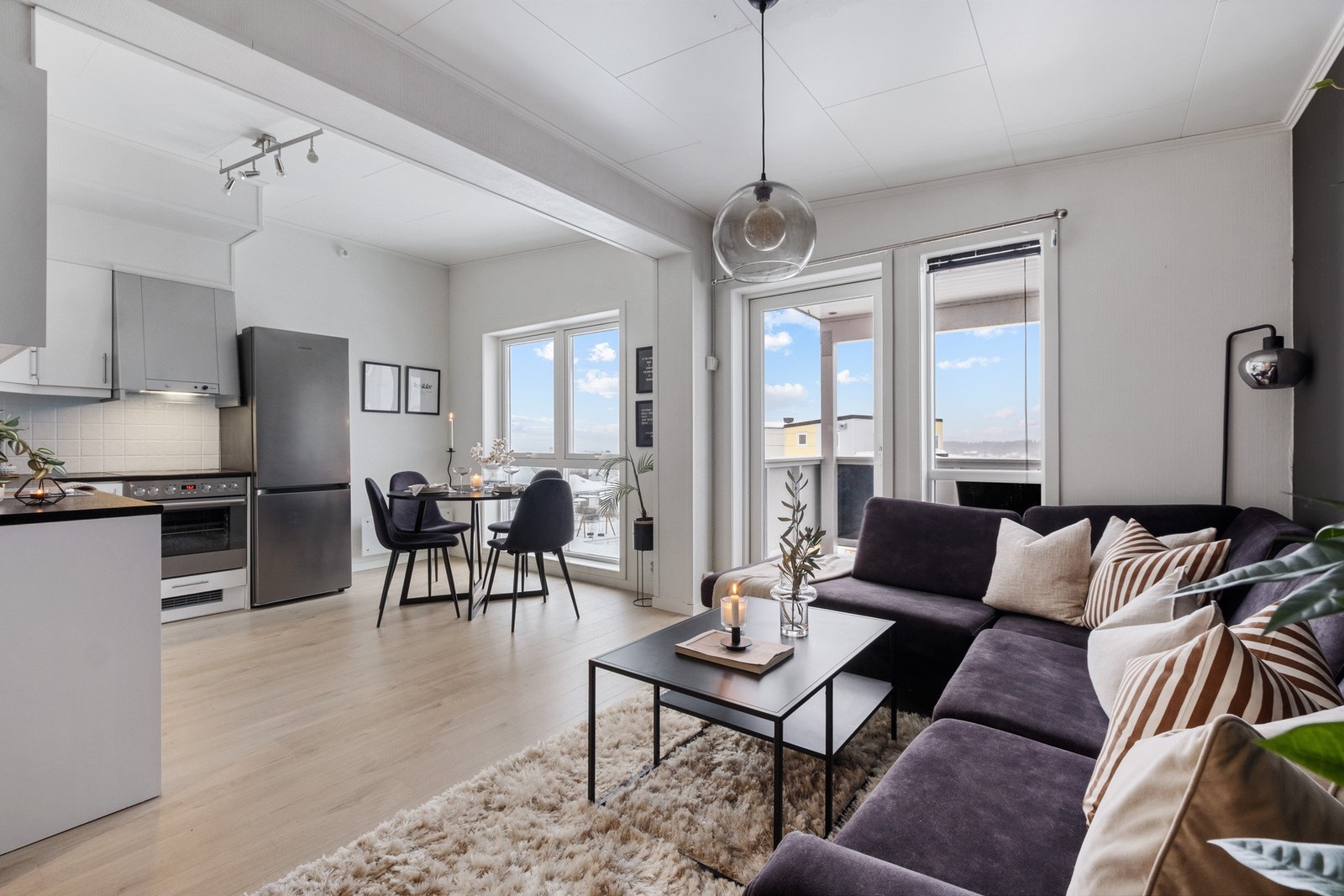 Lys og koselig stue med nyere laminatgulv. Utgang til sørvendt balkong med flott utsikt. Galleribilde