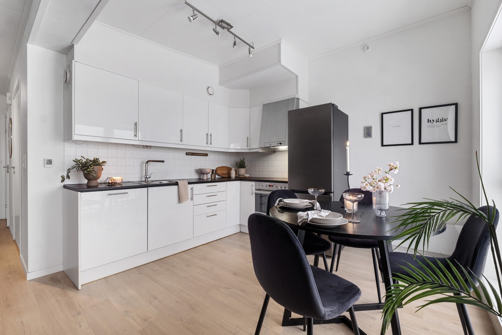 Kjøkkenet ligger i åpen løsning mot stue/spisestue. Innredning med glatte fronter og benkeplate i laminat. Galleribilde