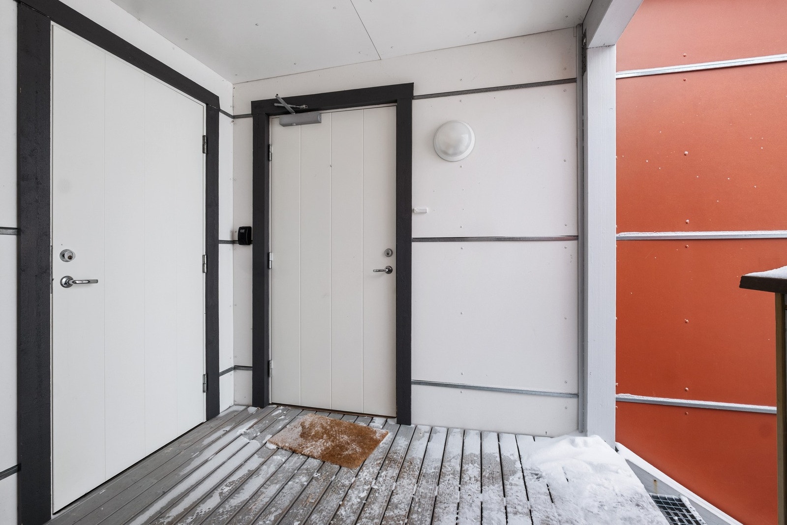 Inngangsparti. Praktisk sportsbod like utenfor døra. Galleribilde