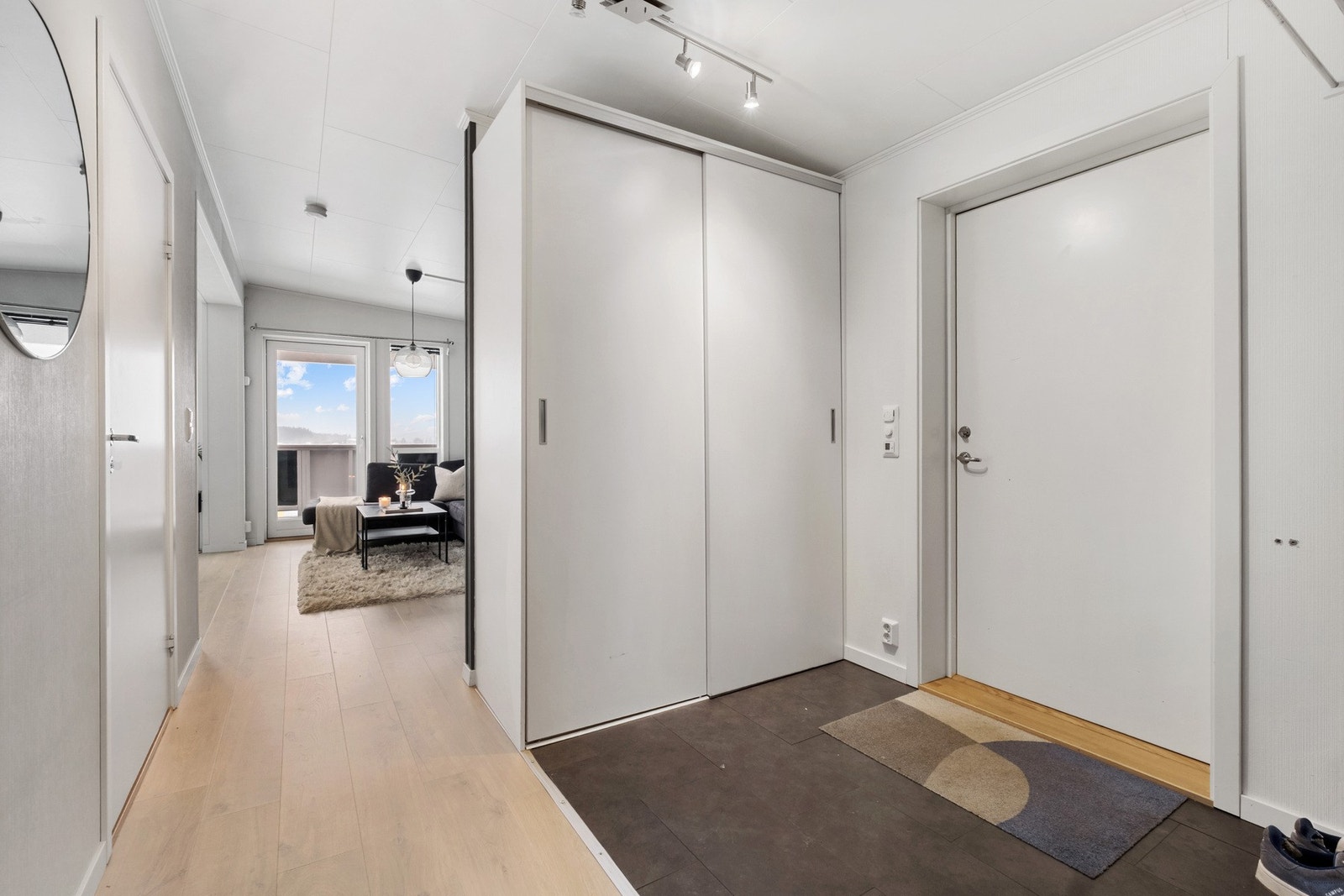 Flislagt entré med varme i gulv og praktisk skyvedørsgarderobe. Ekstra lagringsplass i sportsbod like utenfor inngangsdøra. Galleribilde