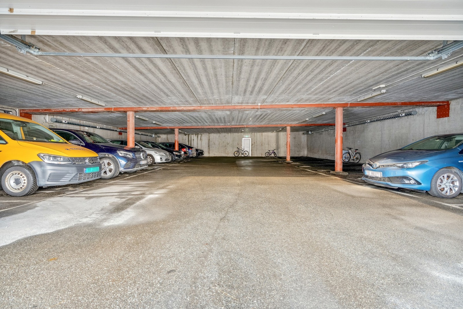 Fast parkering i underjordisk garasjeanlegg. Galleribilde