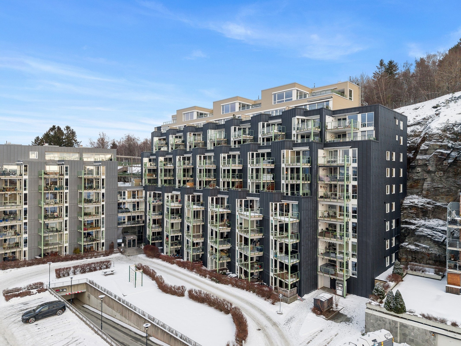 Leiligheten ligger høyt og fritt til på populære Bergheim/Steinan, i et rolig og etablert sameie med attraktiv beliggenhet. Galleribilde