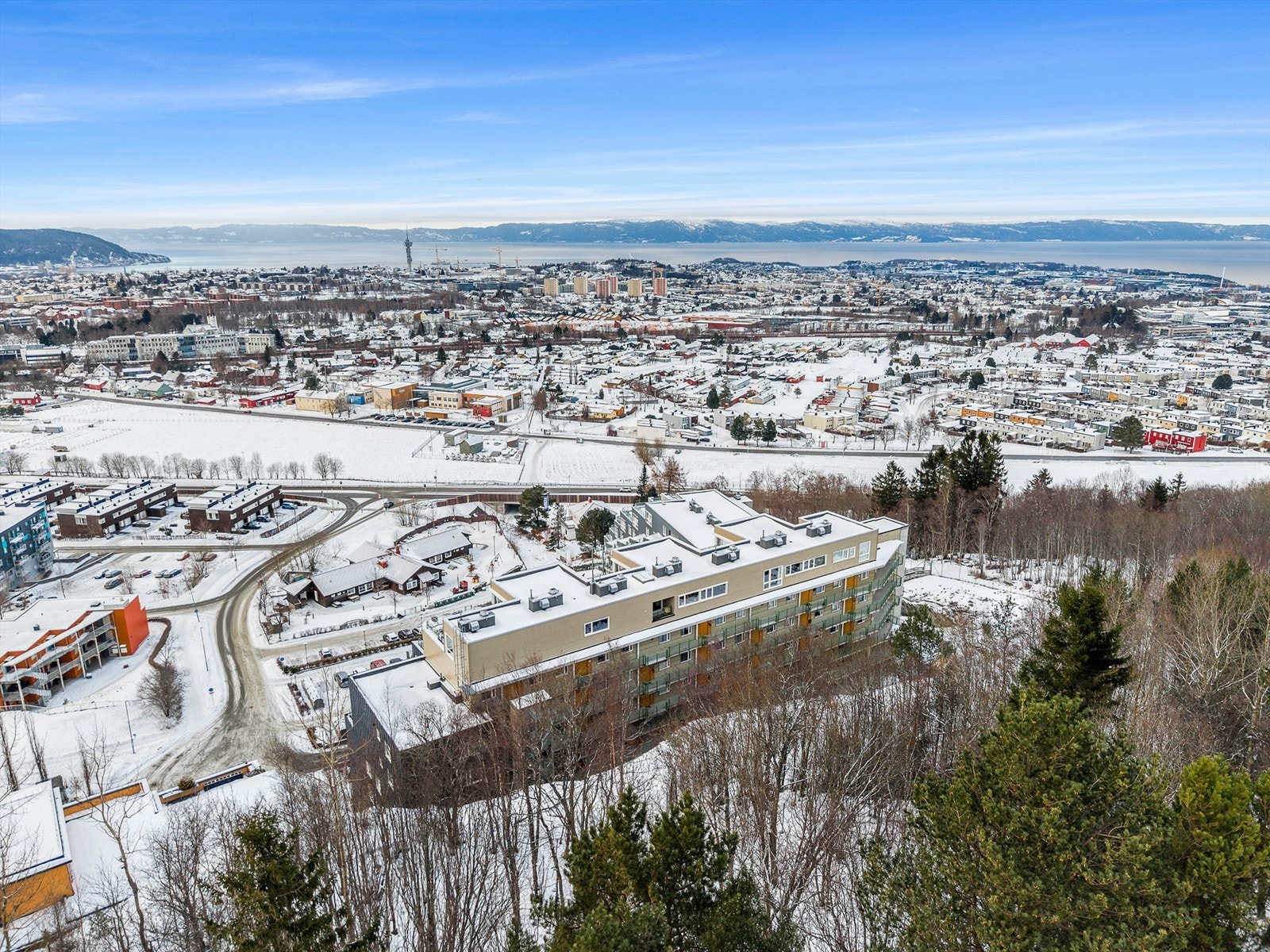 Fra eiendommen er det ca. 12 minutters kjøretur til Trondheim sentrum. Det er også gode sykkel- og gangforbindelser for en enkel og effektiv hverdag. Galleribilde