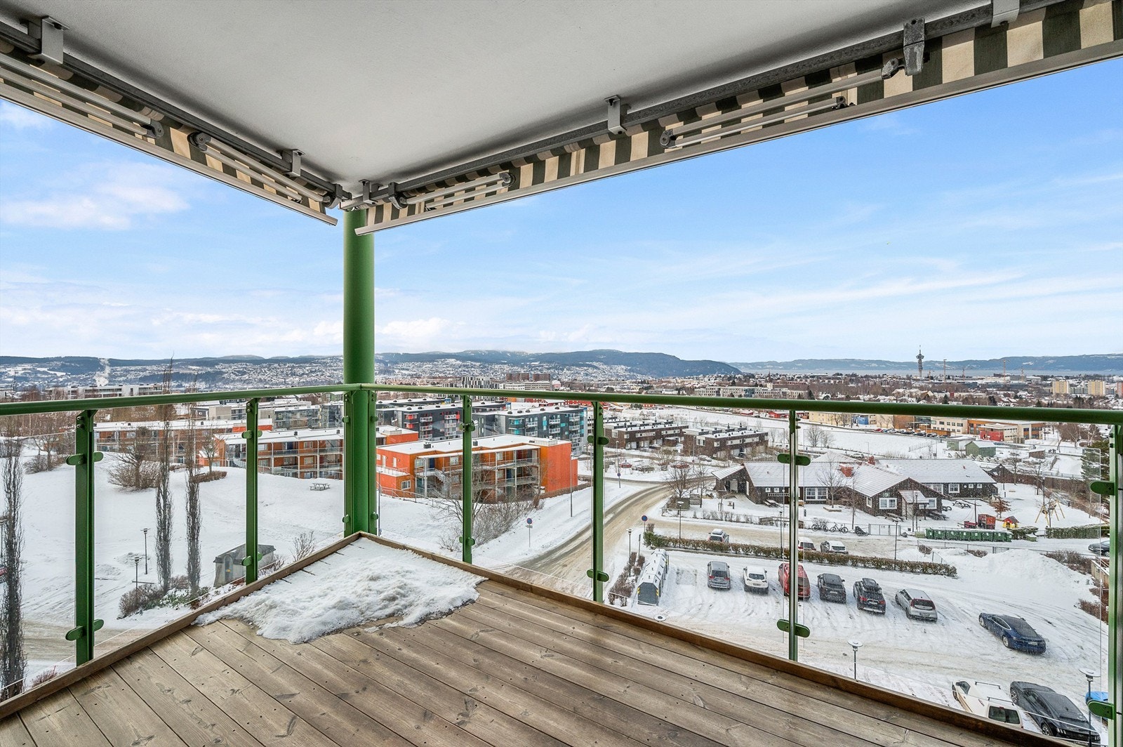 Romslig og oppgradert overbygd balkong med nytt tregulv fra 2022. Her sitter du lunt og skjermet med flott utsyn og gode solforhold. Galleribilde