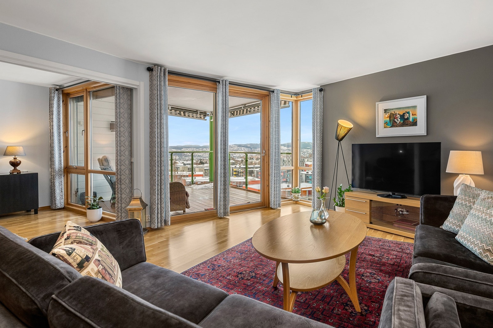 Velkommen til Bergheimsvegen 28 - en lys og svært velholdt selveierleilighet med panoramautsikt over Trondheim. Galleribilde