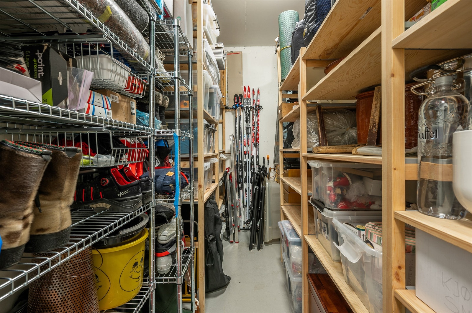 Ekstern bod i 3. etasje på ca. 5 kvm gir ekstra lagringsplass utover den innvendige boden. Her er det god høyde og plass til blant annet ski, sportsutstyr og sesongrelaterte utstyr. Galleribilde