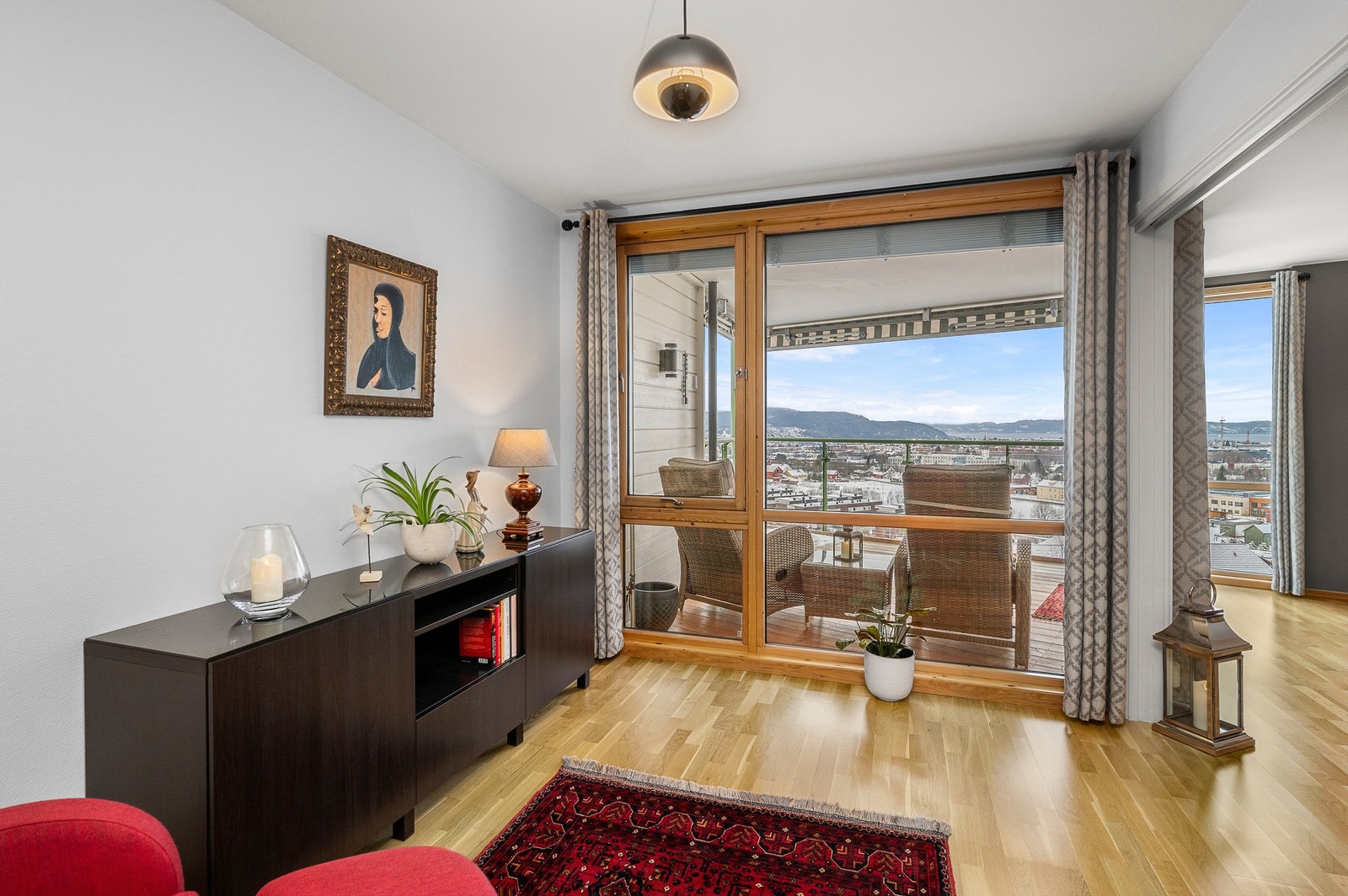 Stue- og kjøkkenarealet måler til sammen romslige 45 kvm og har god plass til både sofagruppe med tilhørende TV-møblement og stor spisegruppe. Galleribilde