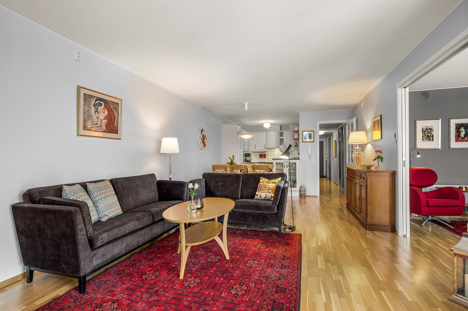 Åpen og luftig løsning mellom stue og spiseplass gir gode møbleringsmuligheter og en sosial atmosfære - perfekt både til hverdags og når man får gjester. Galleribilde