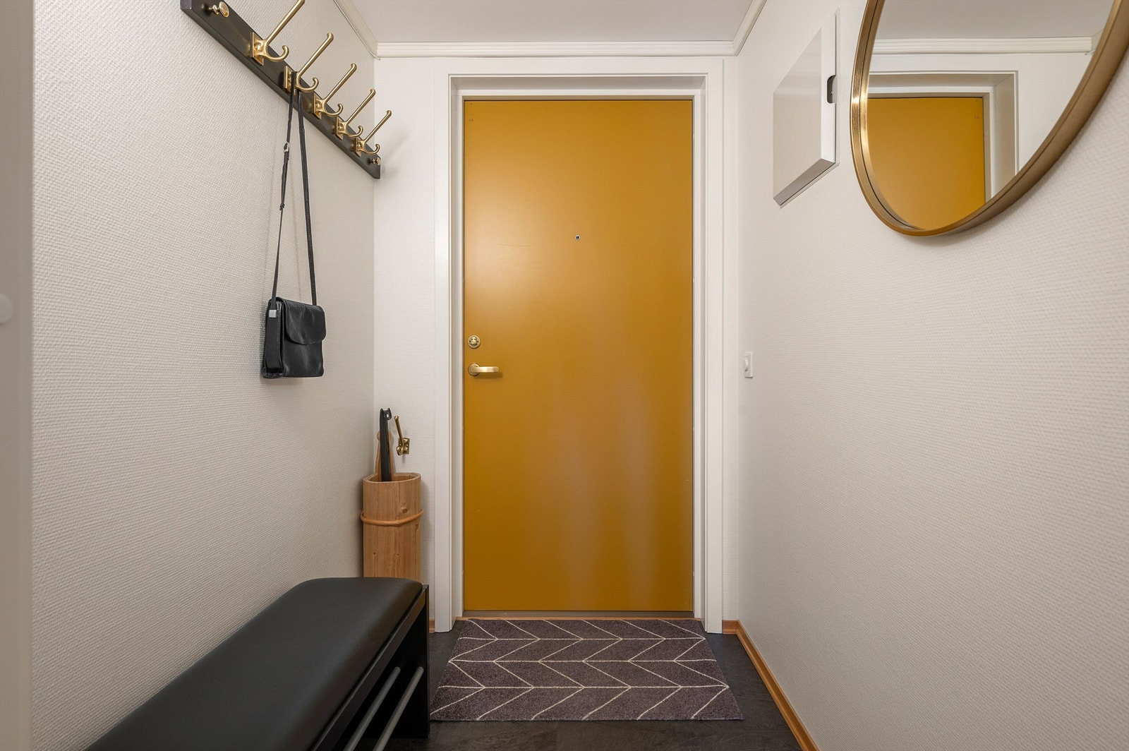 Innbydende entré med plass til sittebenk og knagger. Leiligheten ligger i 7. etasje, med heis i bygget. Galleribilde